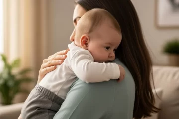 Gases no Bebê: 8 Posições Que Aliviam Instantaneamente 2 Mãe ajudando o bebê a aliviar gases com posição de arroto no ombro